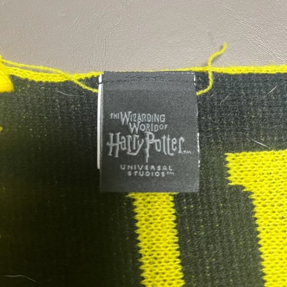 Harry Potter Hufflepuff Scarf - Picture 2 of 4